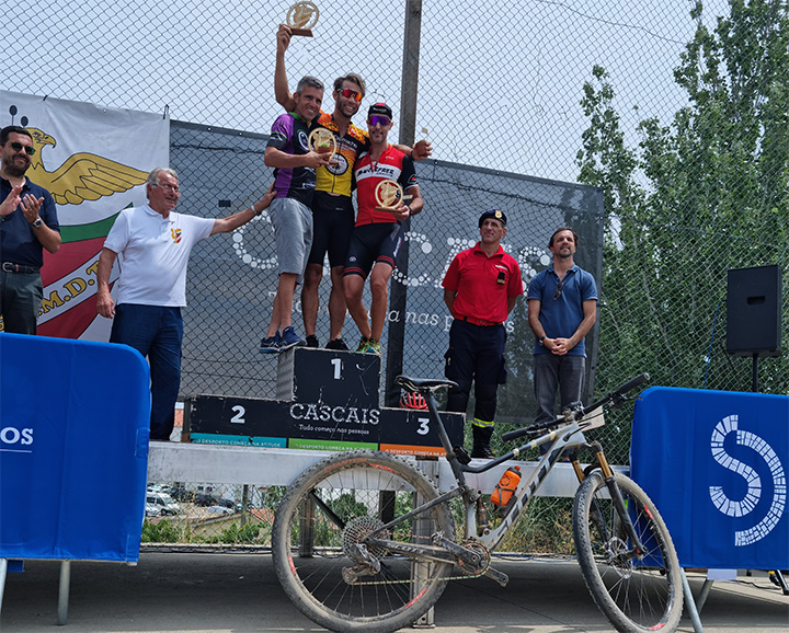 foto no podio pequena foto no podio pequena